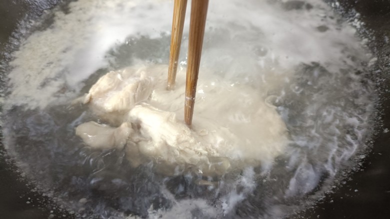 口水鸡丝,鸡肉煮熟,以筷子插进为准!