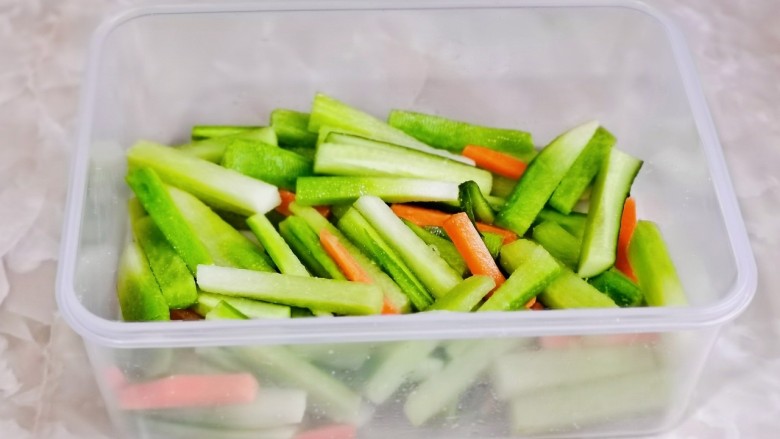 泡萝卜条,戴上手套抓拌均匀,腌制30分钟。