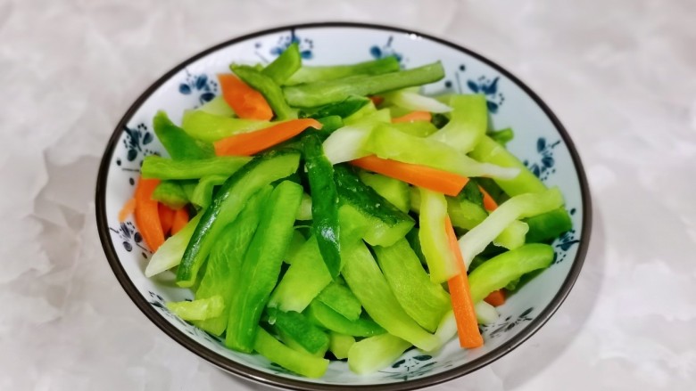 泡萝卜条,腌制好的蔬菜把水分挤干,一定要挤干哈不然会咸。