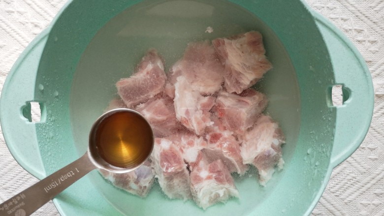 蒜蓉豆豉蒸排骨,排骨加1勺味达美臻品料酒,放入清水浸泡30分钟。