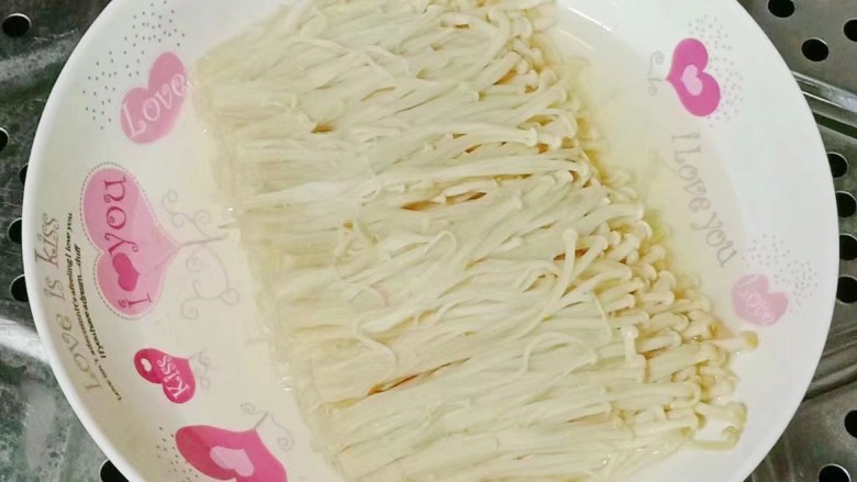 剁椒金针菇,水开上锅蒸3-5分钟