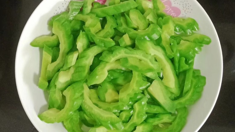 苦瓜炒鸡蛋,捞起后立马过凉水,再捞起控干水分