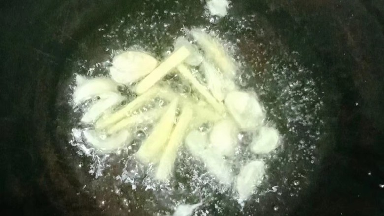 苦瓜炒鸡蛋,另热锅下油,放入姜蒜爆香