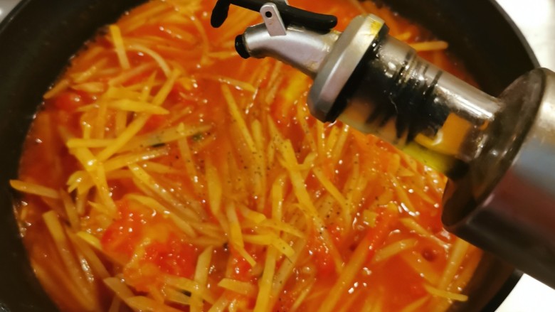 西红柿炒土豆丝,炒至土豆丝口感达到自己满意,淋入<a style='color:red;display:inline-block;' href='/shicai/ 3738'>芝麻油</a>关火。