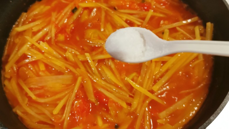 西红柿炒土豆丝,翻炒均匀,按自己口味添加盐调味。