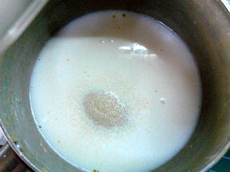 冰淇淋泡芙,牛奶与6克糖倒入锅中,煮开,