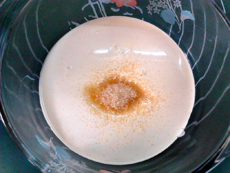 冰淇淋泡芙,剩下的糖加入淡奶油中,