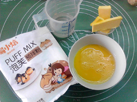 冰淇淋泡芙,泡芙皮:易小焙泡芙粉50克,热水50克,黄油35克,<a style='color:red;display:inline-block;' href='/shicai/ 1118'>蛋液</a>75克
馅 料:奶油卡仕达馅 200克