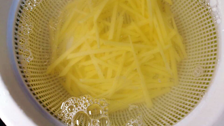 西红柿炒土豆丝,土豆丝边切边泡入水中,可防氧化