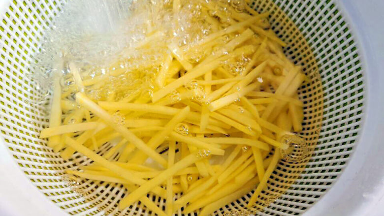 西红柿炒土豆丝,冲洗土豆丝,至水变清透