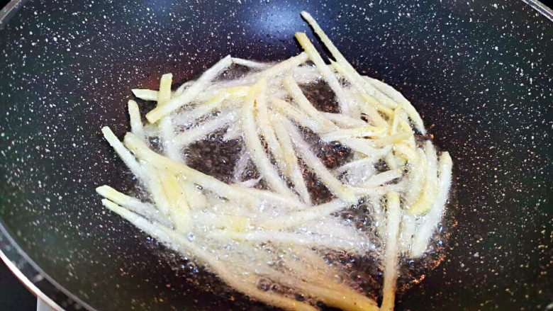 西红柿炒土豆丝,土豆丝下油里,半煎半炸的方式