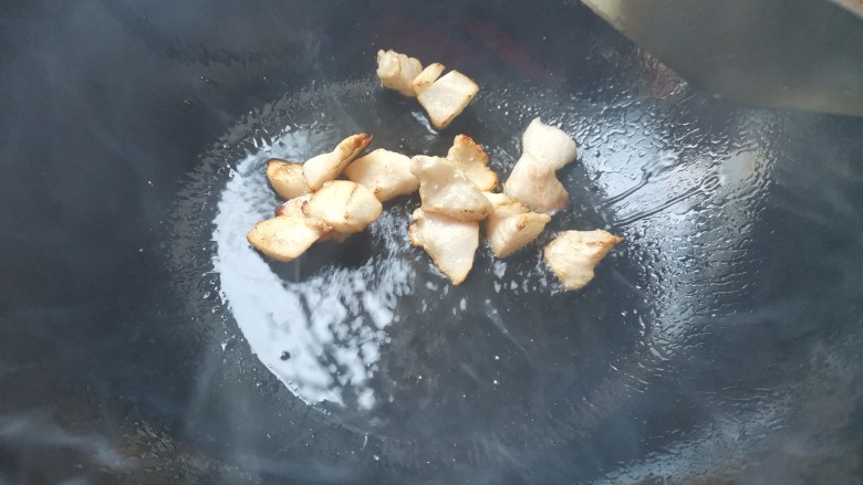 双椒豆干,锅烧热不用放油,放入肥肉,小火煸出肥油