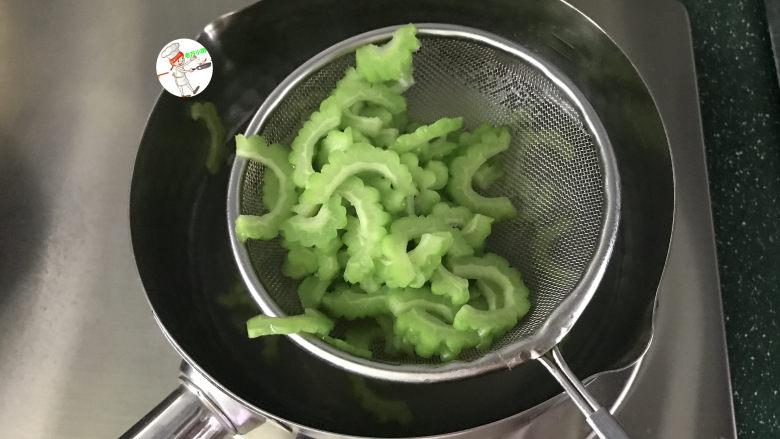 苦瓜炒藕,接着把苦瓜放进去焯烫30秒,至变色后捞出