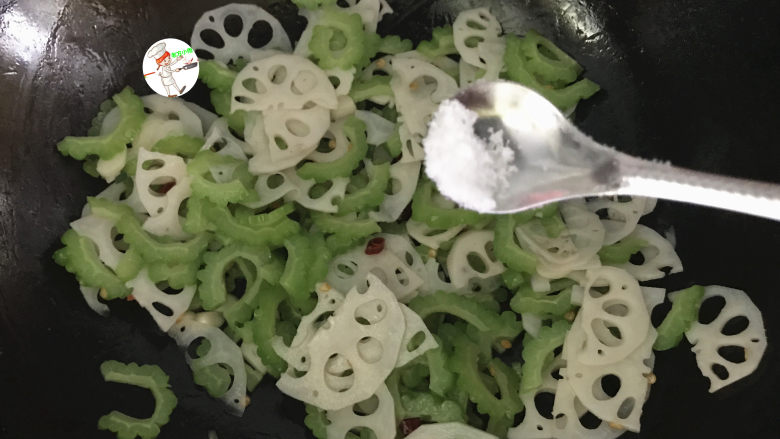 苦瓜炒藕,然后加入少许的食盐,翻炒均匀,即可出锅
