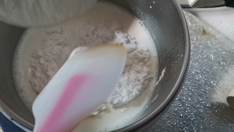网红豆乳牛奶冰糕,倒入<a style='color:red;display:inline-block;' href='/shicai/ 512'>玉米淀粉</a>,搅拌均匀