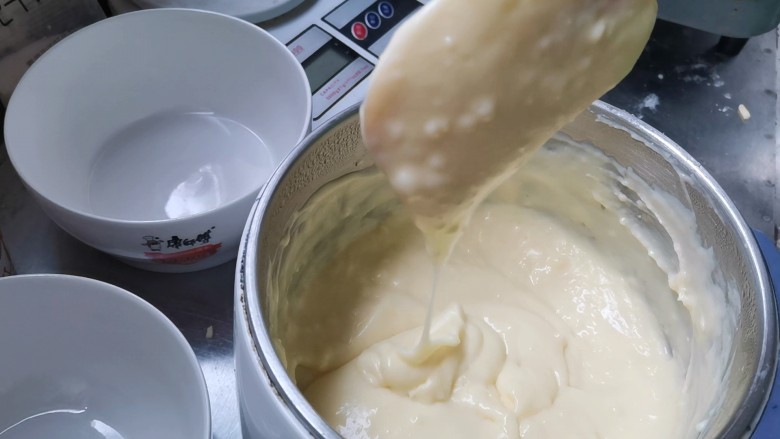 网红豆乳牛奶冰糕,搅拌至浓稠的状态,即可关火