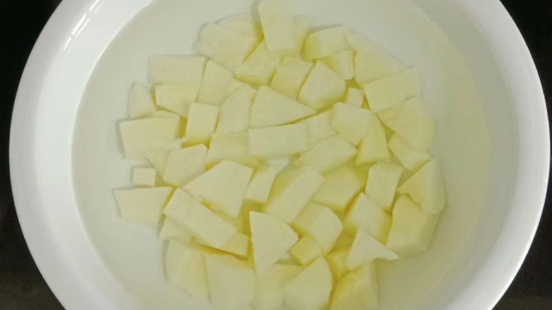 番茄炒土豆,<a style='color:red;display:inline-block;' href='/shicai/ 23'>土豆</a>去皮切块,放入清水中浸泡