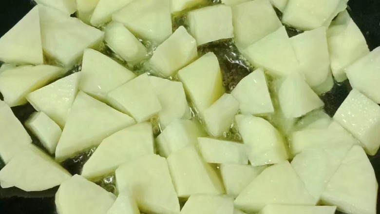 番茄炒土豆,热锅下油,倒入土豆小火慢煎