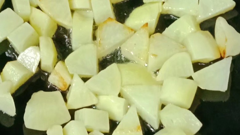 番茄炒土豆,煮至土豆变软,用筷子能扎透