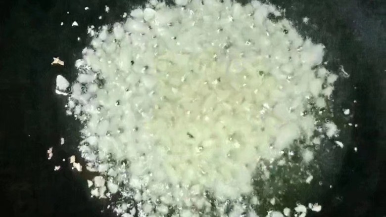 番茄炒土豆,另热锅下油,倒入大蒜爆香