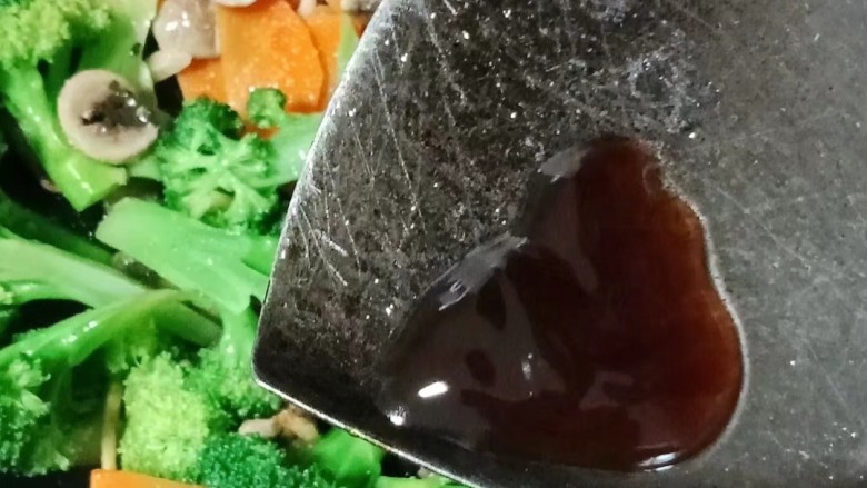 西兰花炒口蘑,一勺耗油,翻炒均匀即可