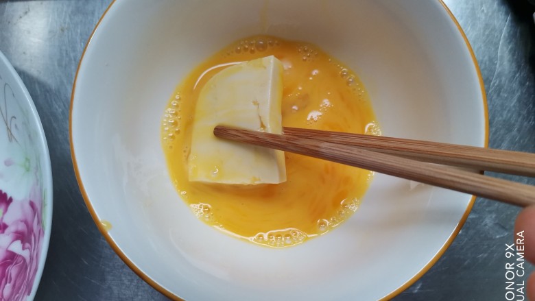 酸辣豆腐,<a style='color:red;display:inline-block;' href='/shicai/ 9'>鸡蛋</a>打散,先把豆腐沾上一层蛋液