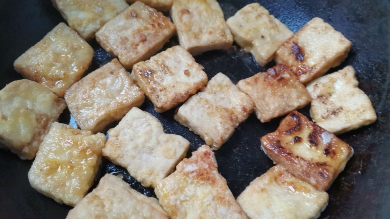酸辣豆腐,不粘锅烧热,小火把豆腐煎至表面金黄盛出即可