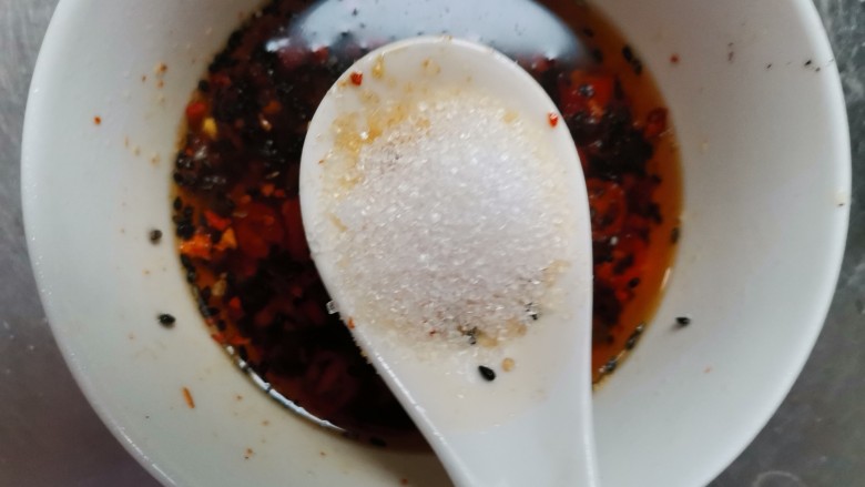 酸辣豆腐,加入一勺<a style='color:red;display:inline-block;' href='/shicai/ 10588'>糖</a>,拌均匀料汁就调好了
