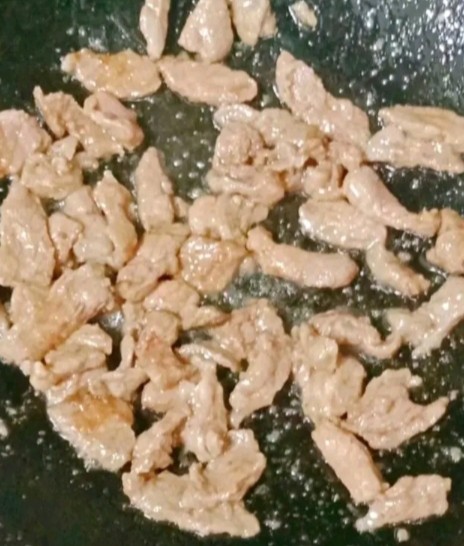 西葫芦炒肉,锅中热油,倒入肉片炒熟装盘待用