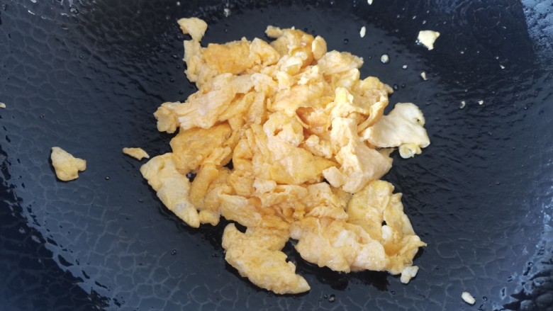 西红柿香肠鸡蛋拌面,炒熟铲散捞出