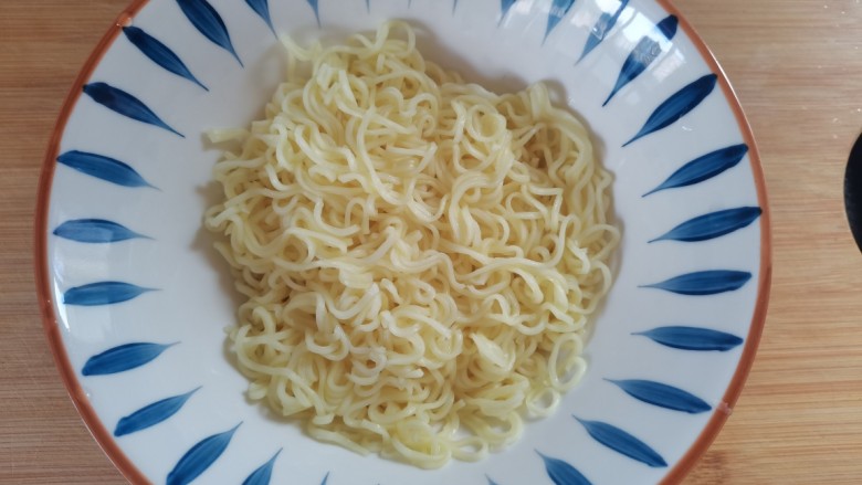 西红柿香肠鸡蛋拌面,沥水放入碗中