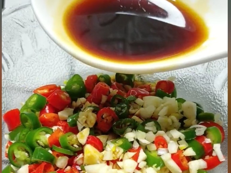 酸辣豆腐,青红椒放入大碗中,蒜末倒入碗中,加入生抽