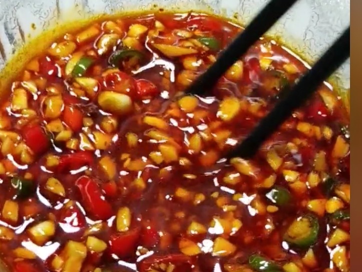 酸辣豆腐,倒入花生碎,白芝麻。再倒入香醋,搅拌均匀。