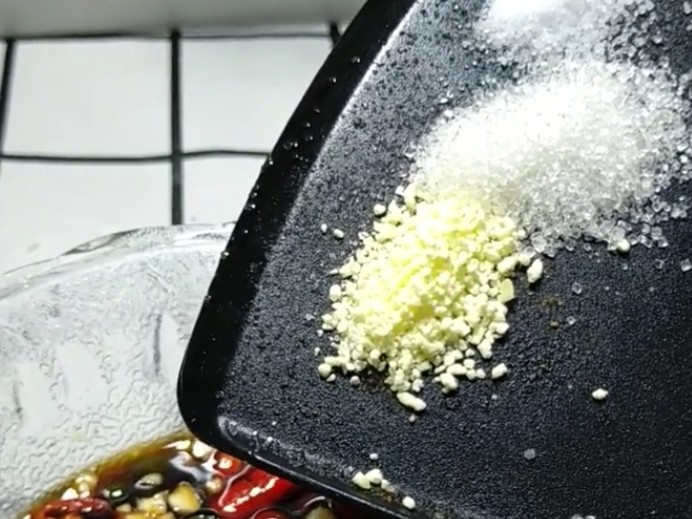 酸辣豆腐,加入鸡精,盐,白糖。