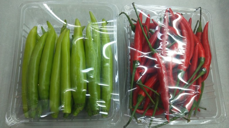 酸辣豆腐,杭椒用一把小米辣用一把。洗干净,切碎。