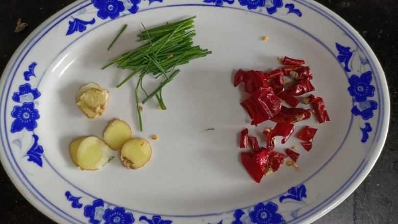 酸辣豆腐,葱段姜片,干椒备好
