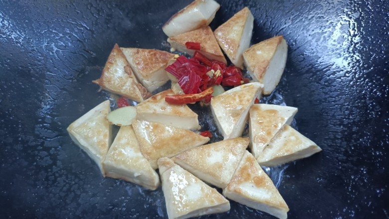 酸辣豆腐,煎至二面金黄色,放姜片干红椒
