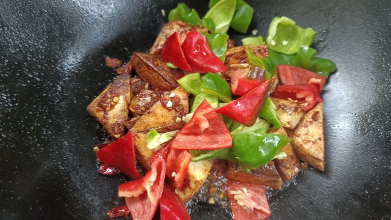 酸辣豆腐,加入青行辣椒,翻炒