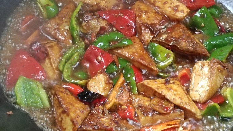 酸辣豆腐,加水,小火炖3分钟