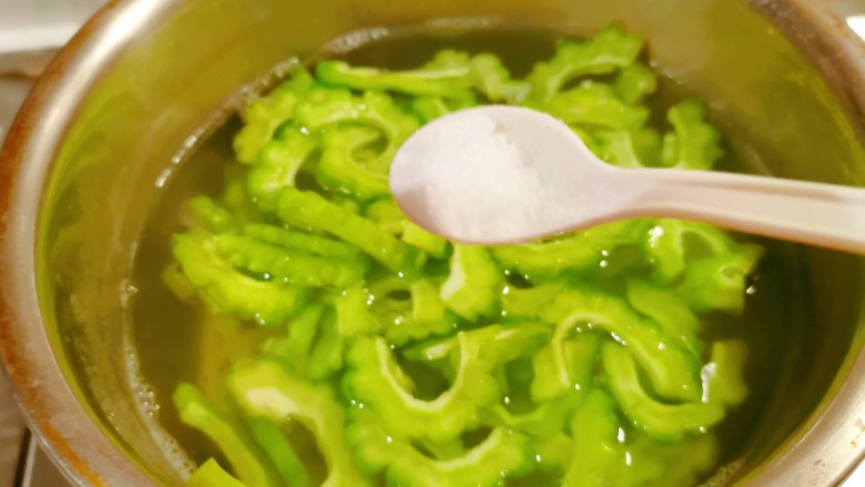 苦瓜炒藕,放入开水中汆烫捞出,水中加入2克盐、几滴食用油。
