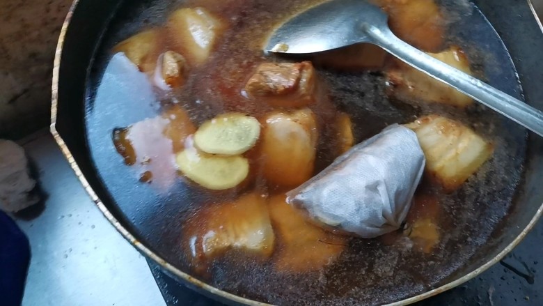 家常肉夹馍,加入没过猪肉的水,加入姜片和半包卤料包