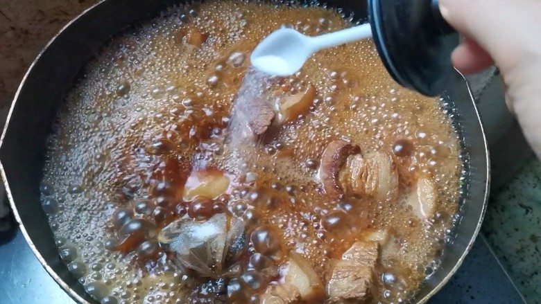 家常肉夹馍,加入适量的盐,大火煮出,转小火炖30分钟,焖10分钟