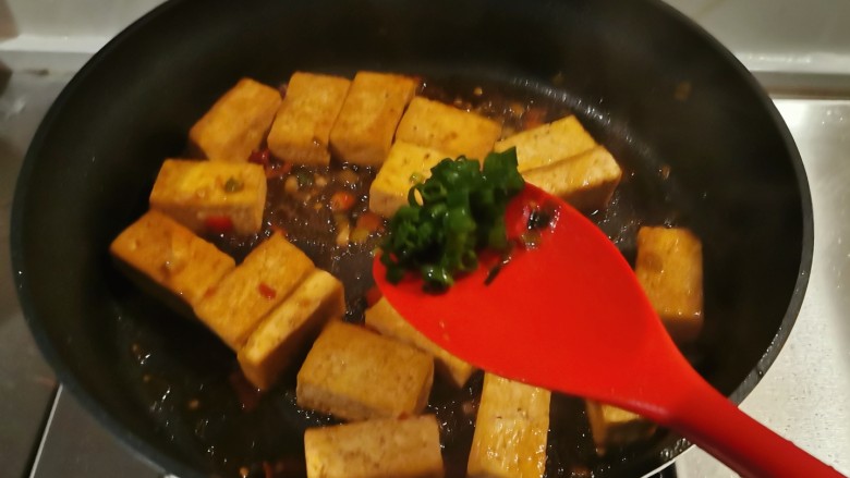 酸辣豆腐,豆腐吸收了汤汁,已经入味,放入香葱绿色部分,关火出锅。