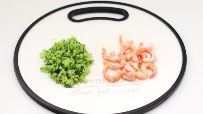 夏日藜麦甜虾时蔬饭团,西兰花切碎,北极虾去头去皮。