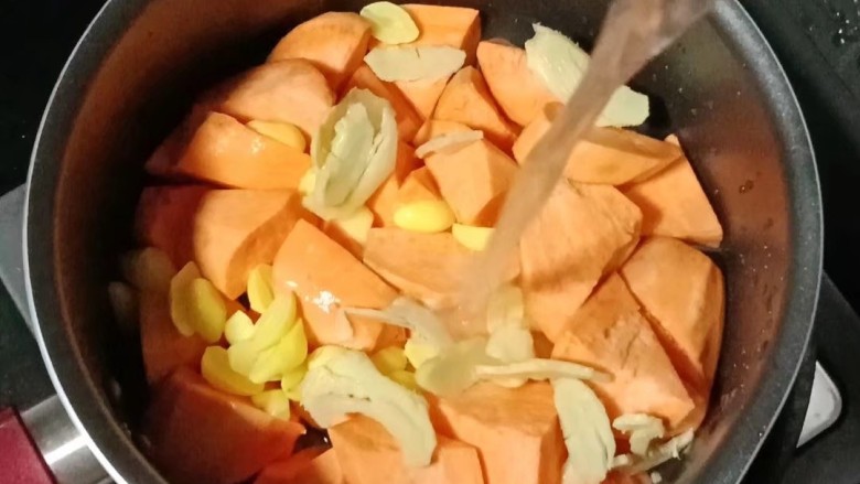 白果红薯糖水,再倒入适量水