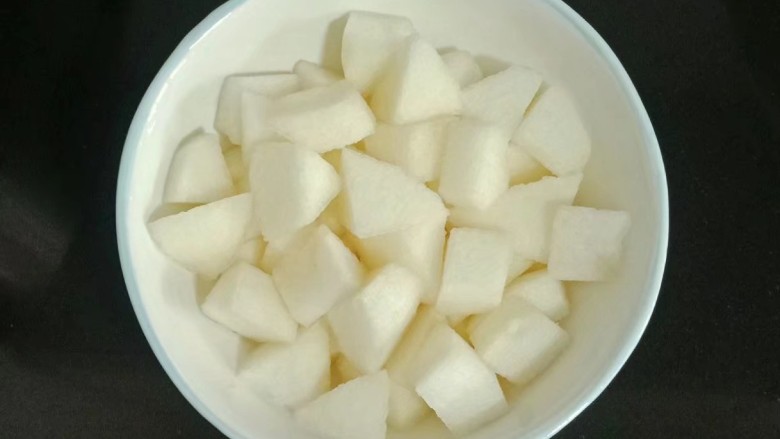 雪梨酒酿圆子,<a style='color:red;display:inline-block;' href='/shicai/ 2111'>雪梨</a>去皮去核切块