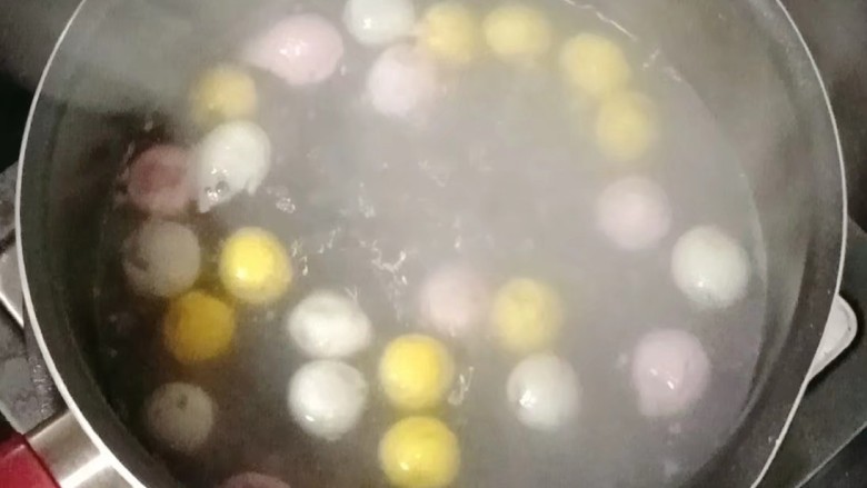 雪梨酒酿圆子,起锅烧水,烧开后倒入小汤圆,煮至汤圆浮起