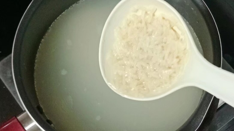 雪梨酒酿圆子,另起锅烧水,水开倒入酒酿
