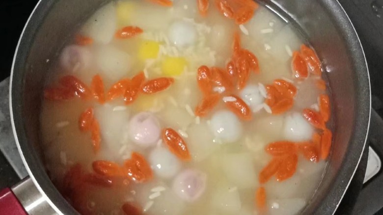 雪梨酒酿圆子,最后放入枸杞,倒入小汤圆烧开即可