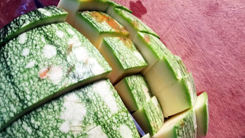 嫩南瓜炒肉丝,第一种切法,先切对半,再横竖切
